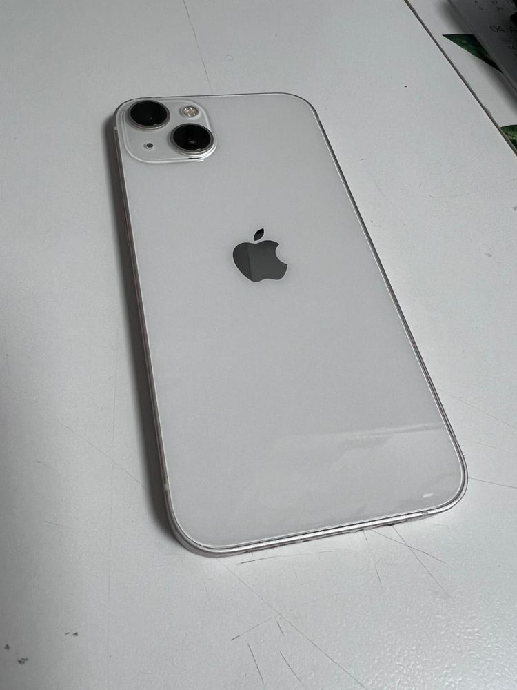 Phone 13 com 87 de bateria ñao ta riscado
