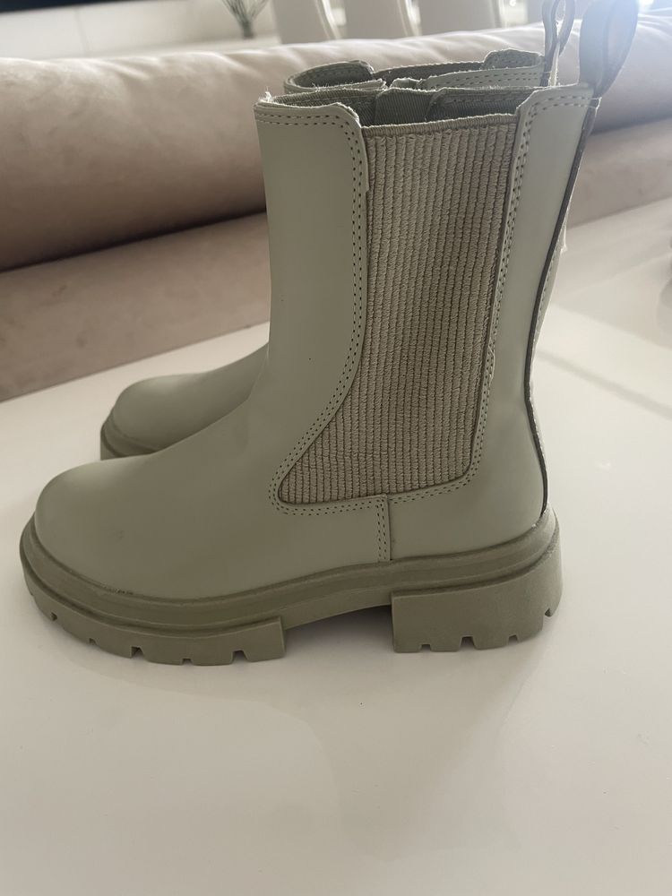Botas criança novas tam.31