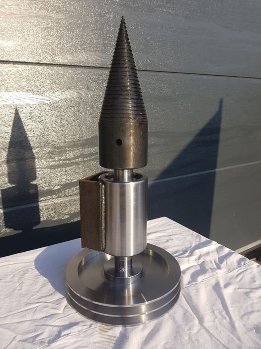 Ogrodowy rębak ze świdrem 100mm I kołem pasowym