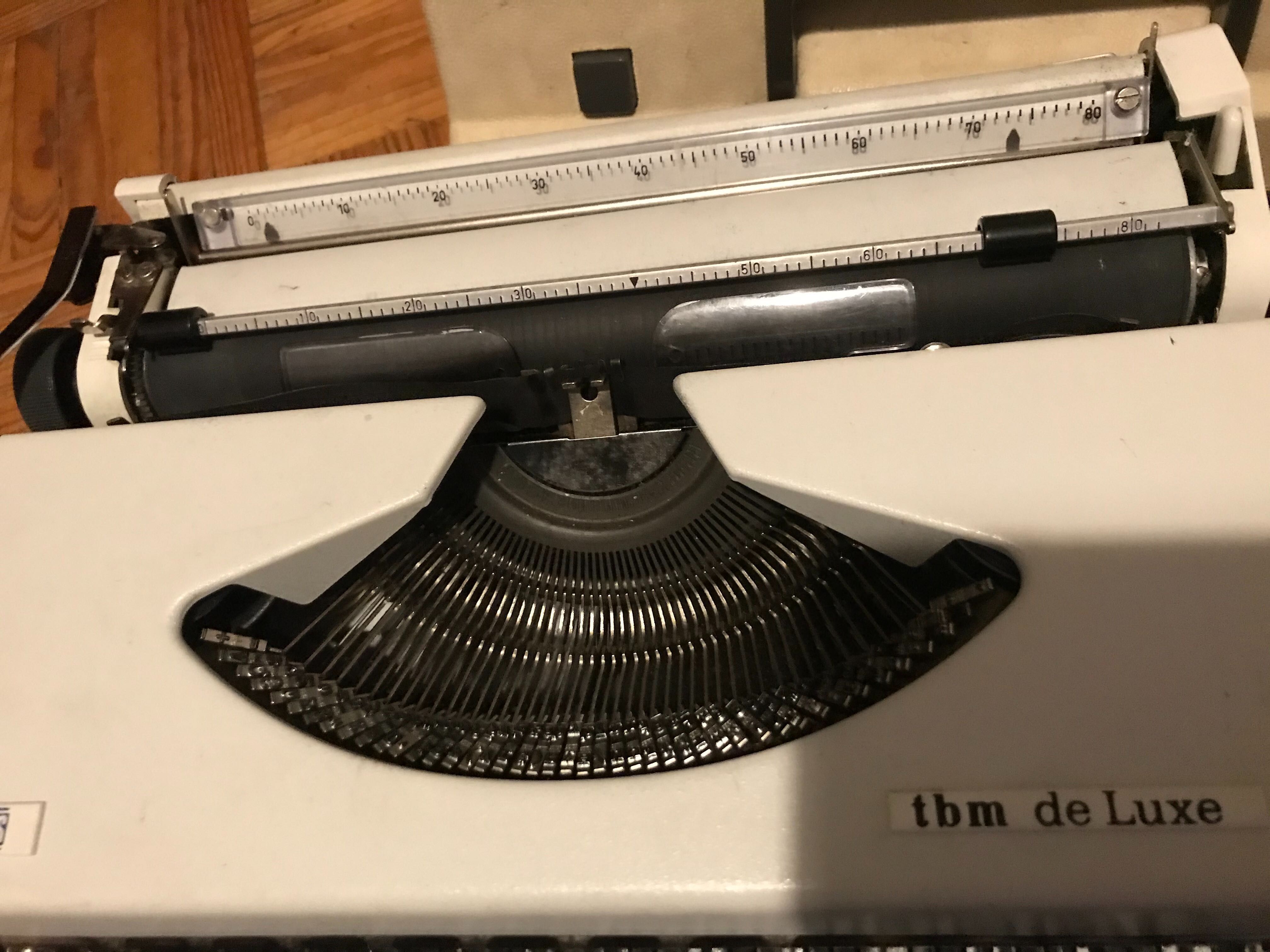 Maquina de escrever vintage/antiga Unis tbm de lux