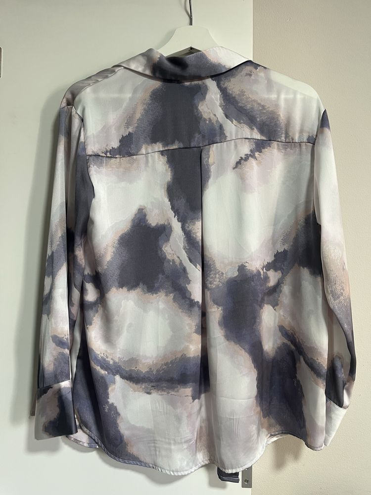 Camisa lilás e branca da Stradivarius