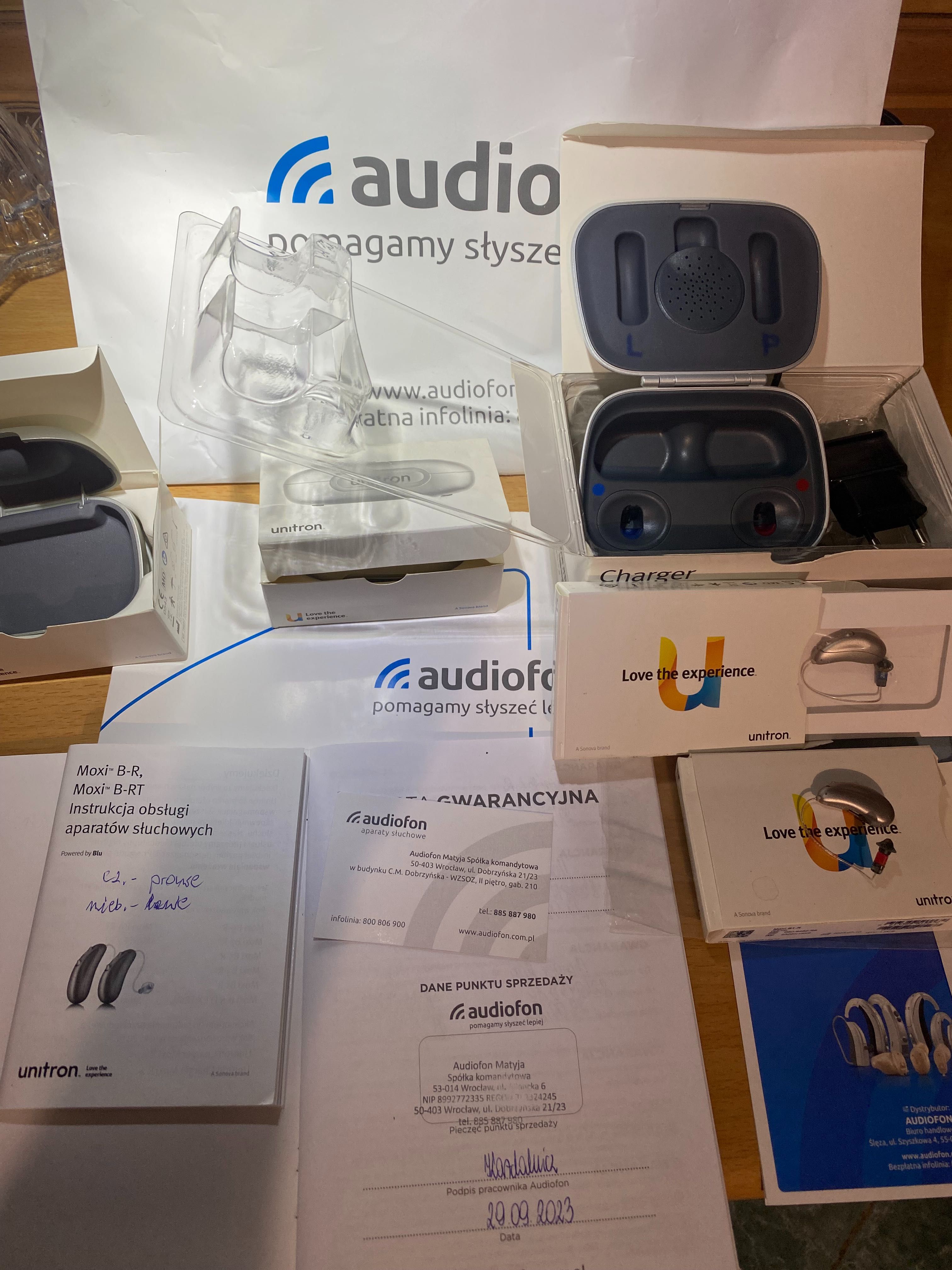 Aparaty słuchowe Moxi UNITRON audiofon prawy i lewy.