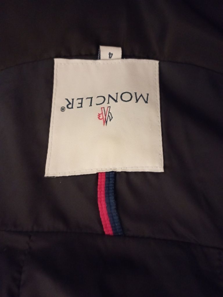 Продам пуховик MONCLER