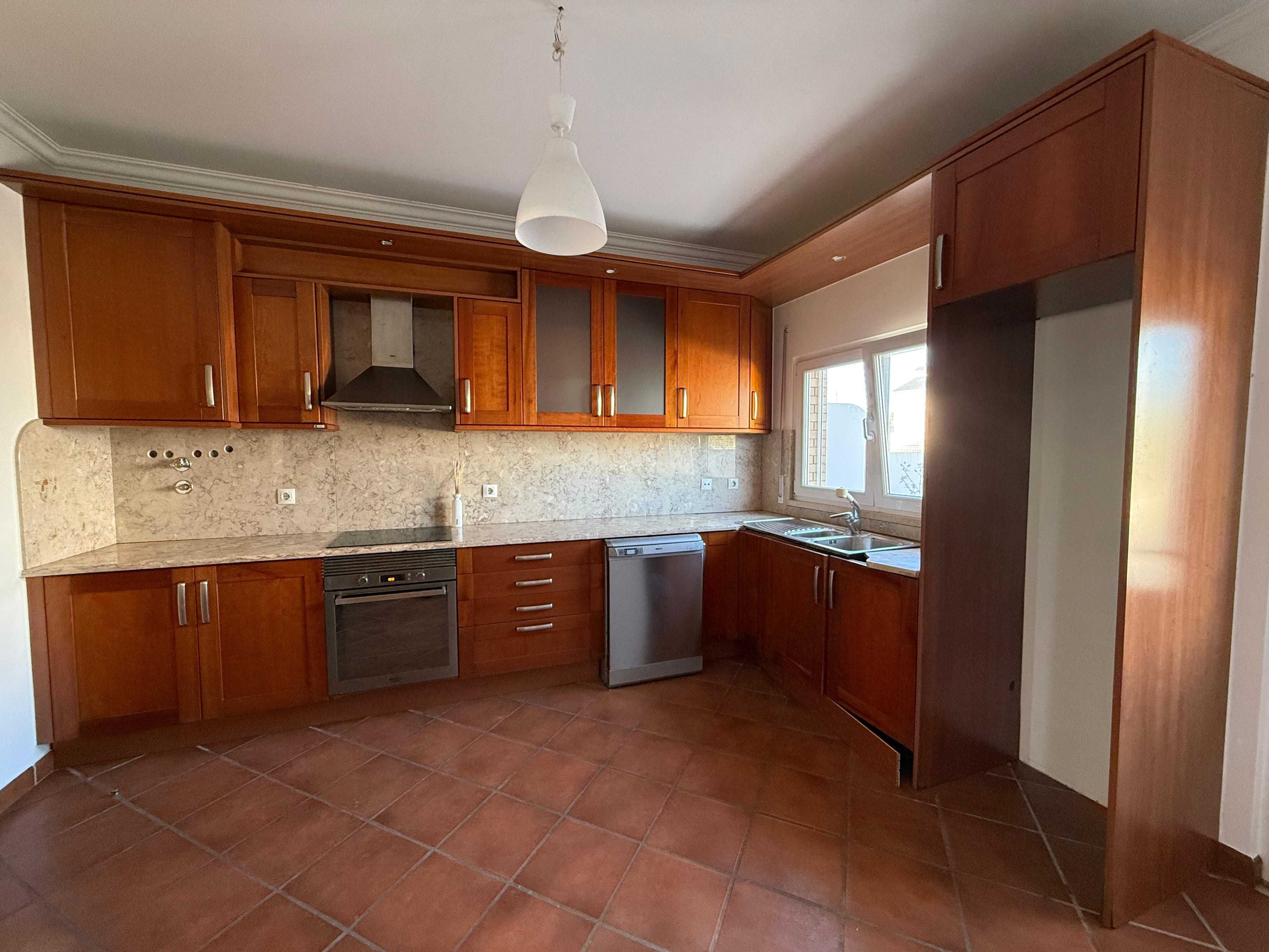 Cozinha completa com tampo e forro em Pedra Lioz