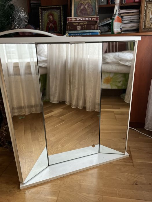 Продам навесное зеркало  с подсветкой и шкафчиком