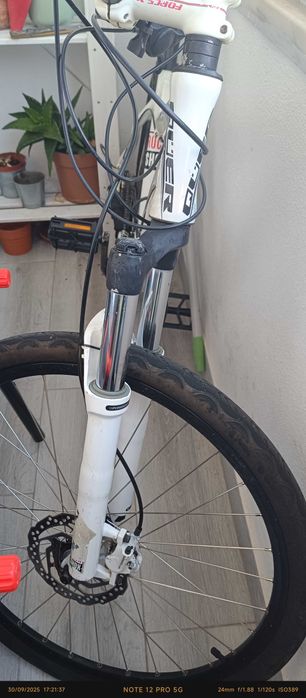 Bicicleta BTT em alumínio com suspenção rock shock