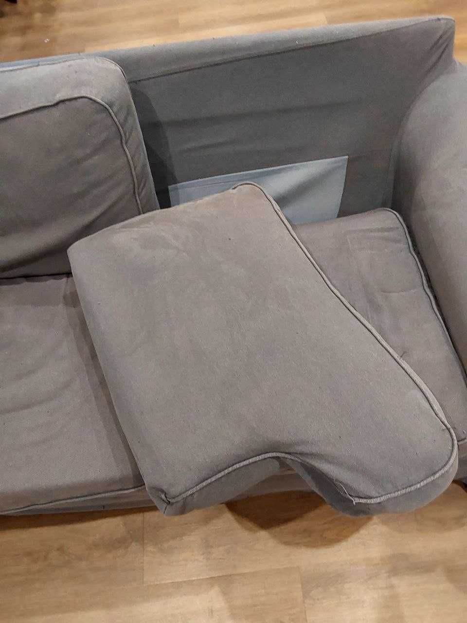 Sofá simples grande de 2 lugares básico cinzento com capa