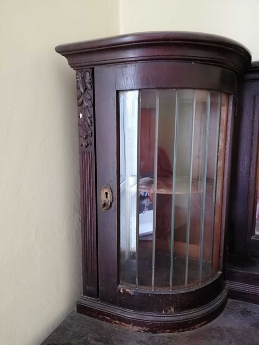 Przedwojenny kredens z lustrem