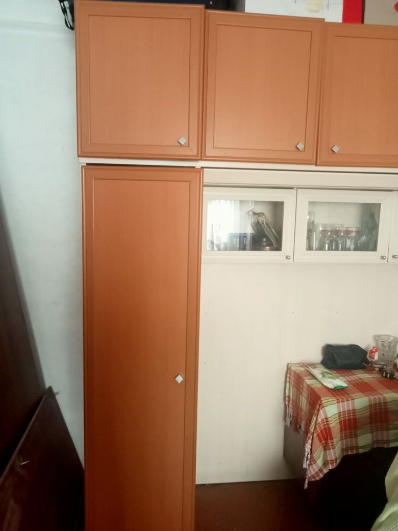 Шафа у вітальню .