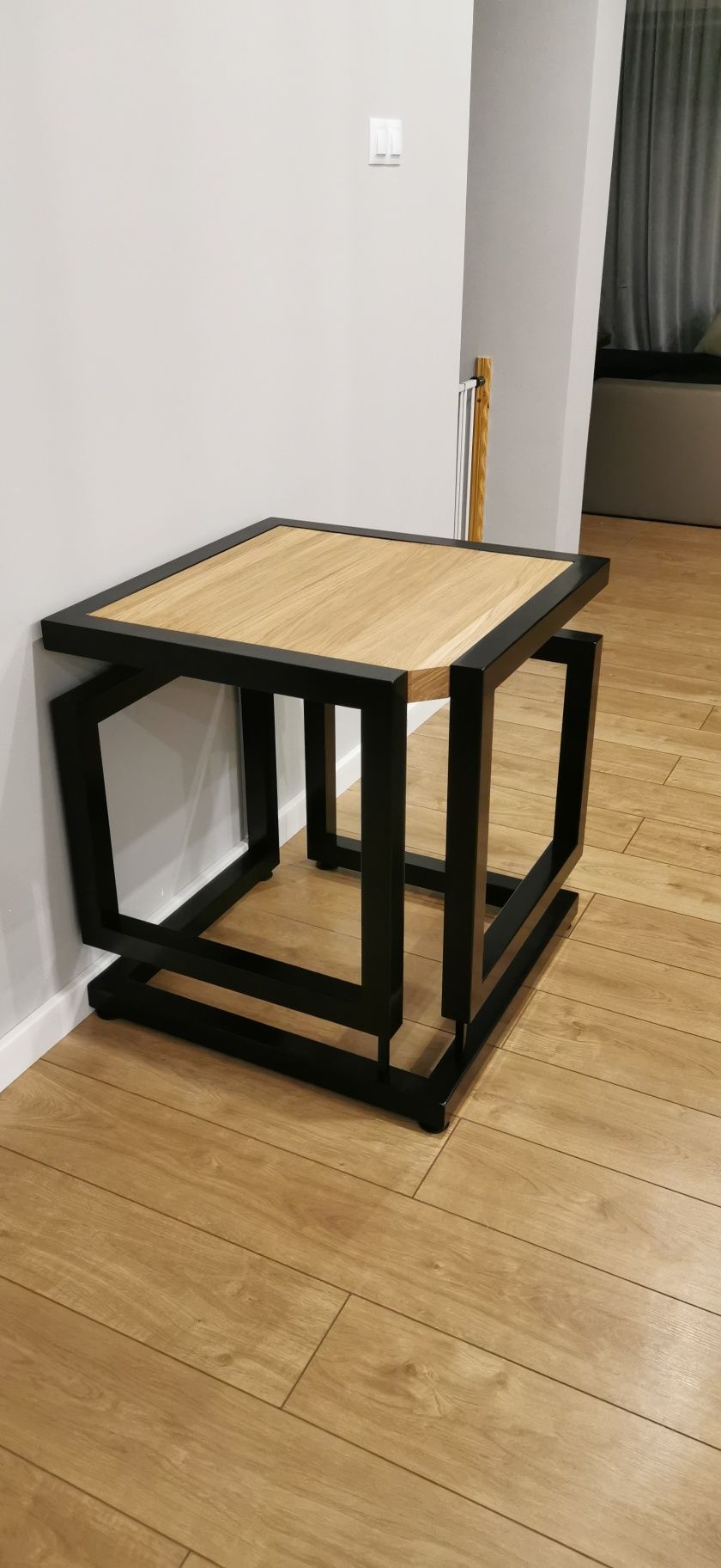 Lewitujacy stolik w stylu loft