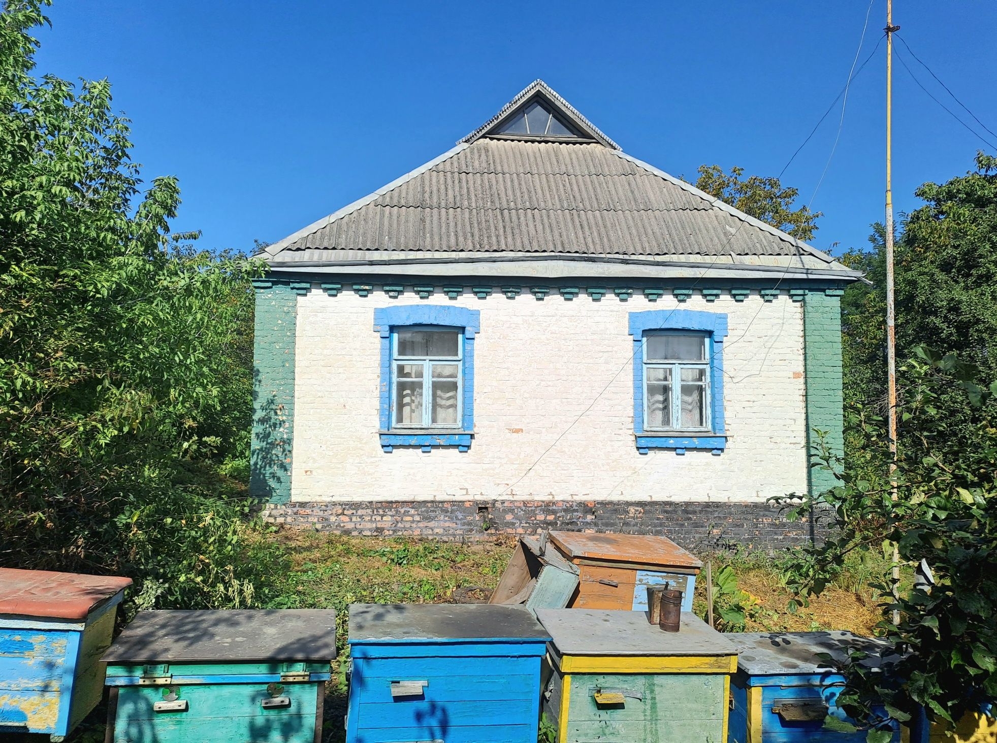 Продаж цегляного будинку в центрі села.
