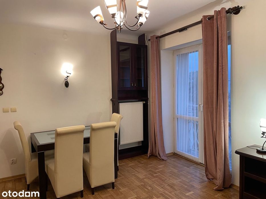 W cichej okolicy z bardzo dobrą komunikacją.