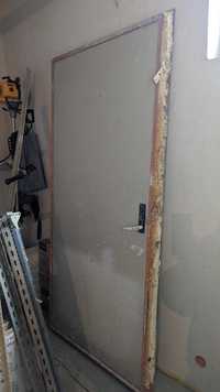 Metalowe drzwi wraz z framugą na budowę