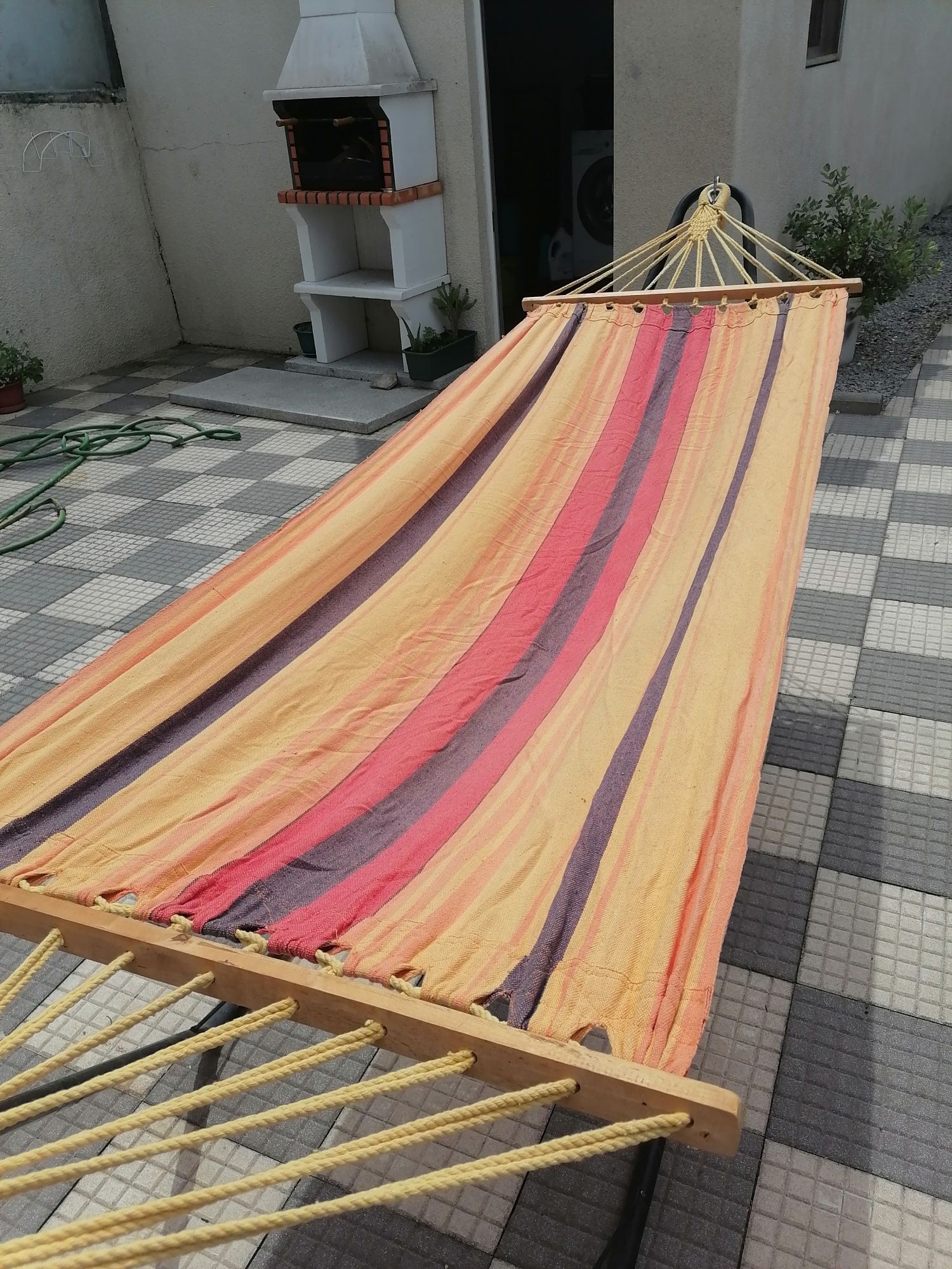 Cama de campismo em tecido com estrutura metálica