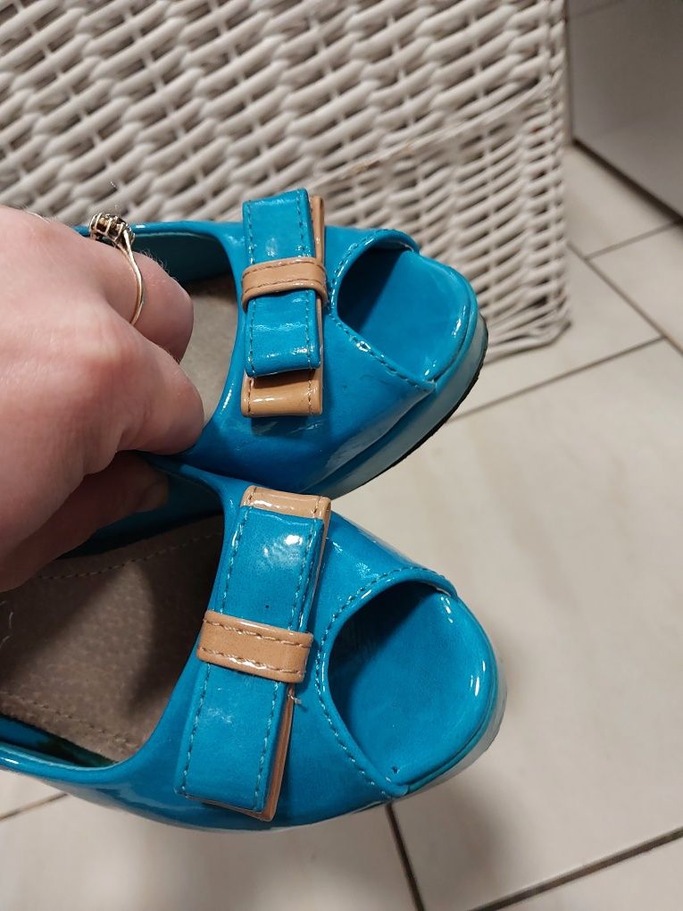 Pantofle damskie r.35 Kolor błękitny