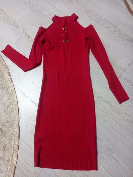 Облягаюча сукня в рубчик з відкритими плечиками