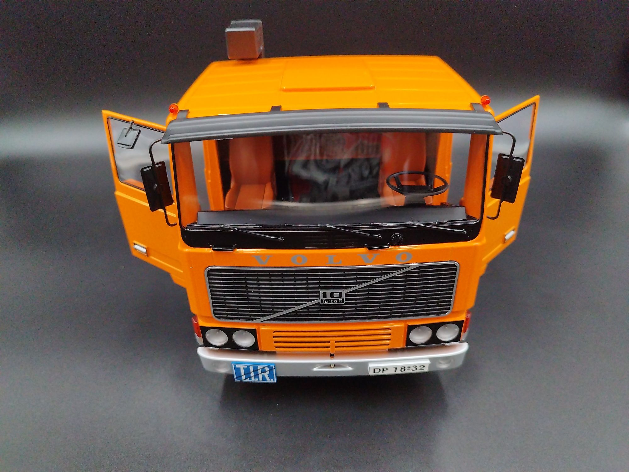 1:18 Road Kings 1977 Volvo F10 Truck orange model