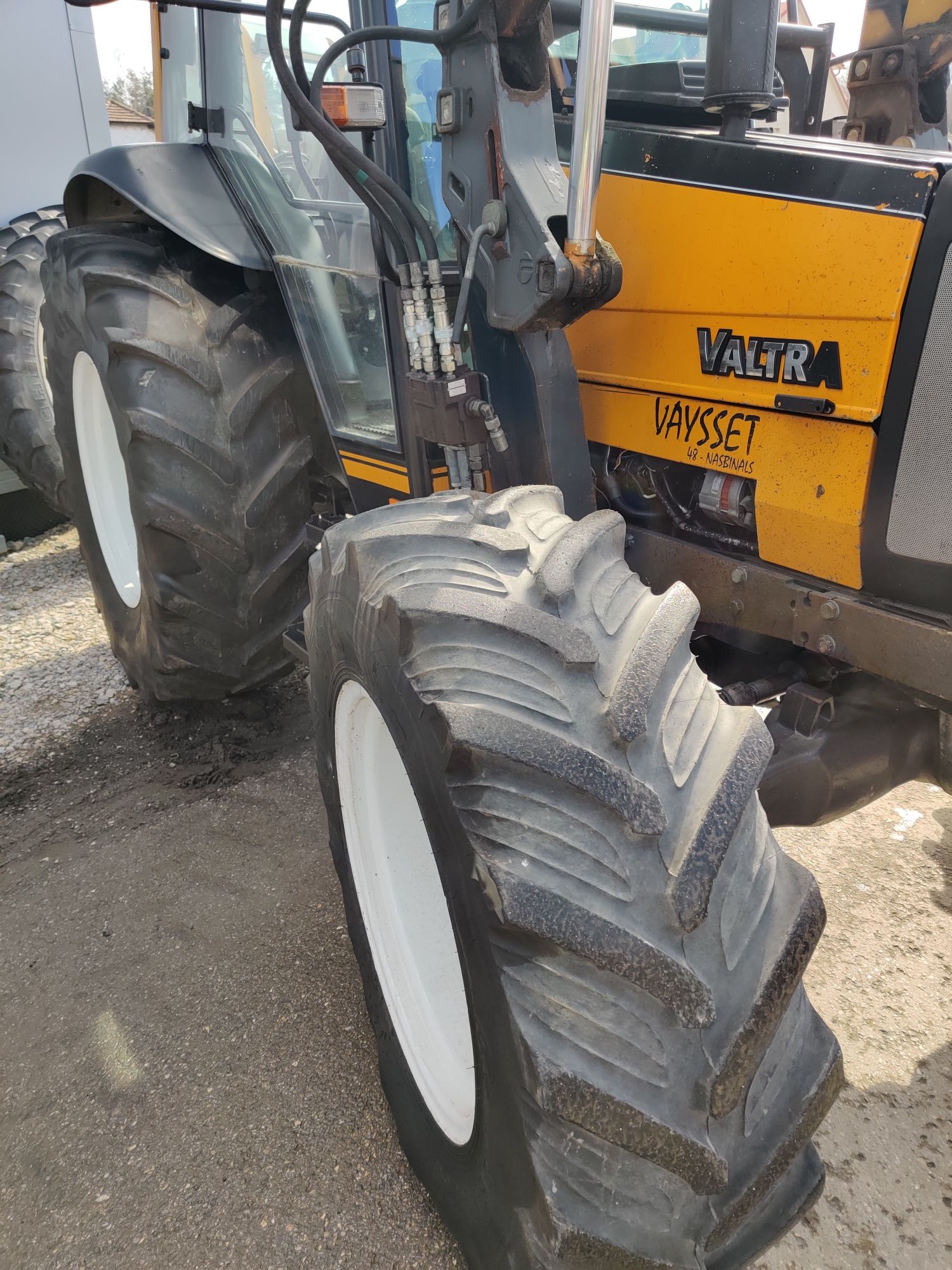 Valtra 700 z ładowacz tur faucheux z wagą