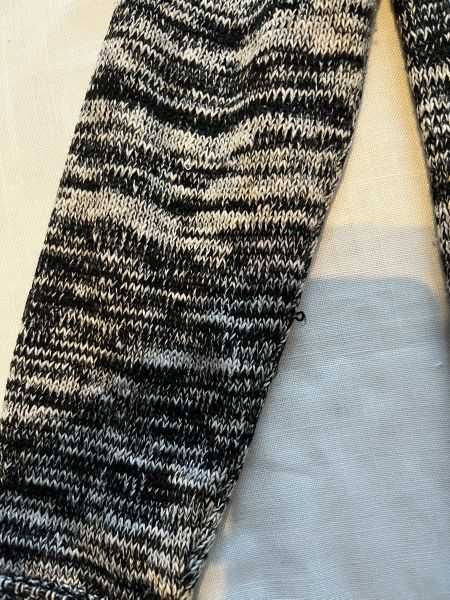 Melanżowy  biało – szaro – czarny damski  sweter Camaieu