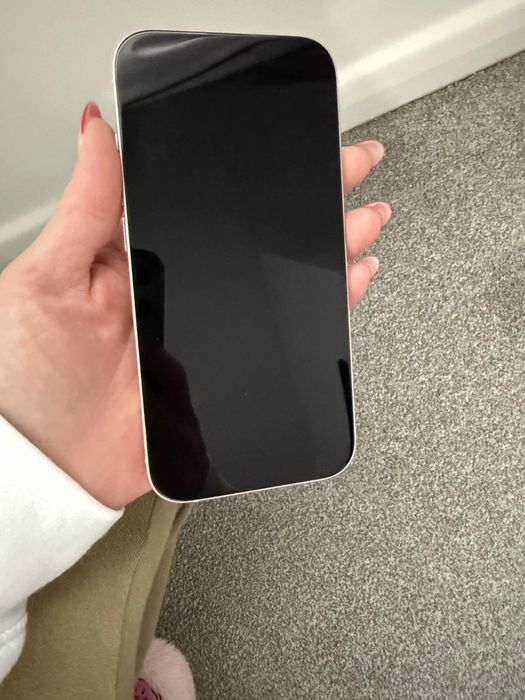 iPhone 15 128 GB w delikatnym różu — stan bardzo dobry