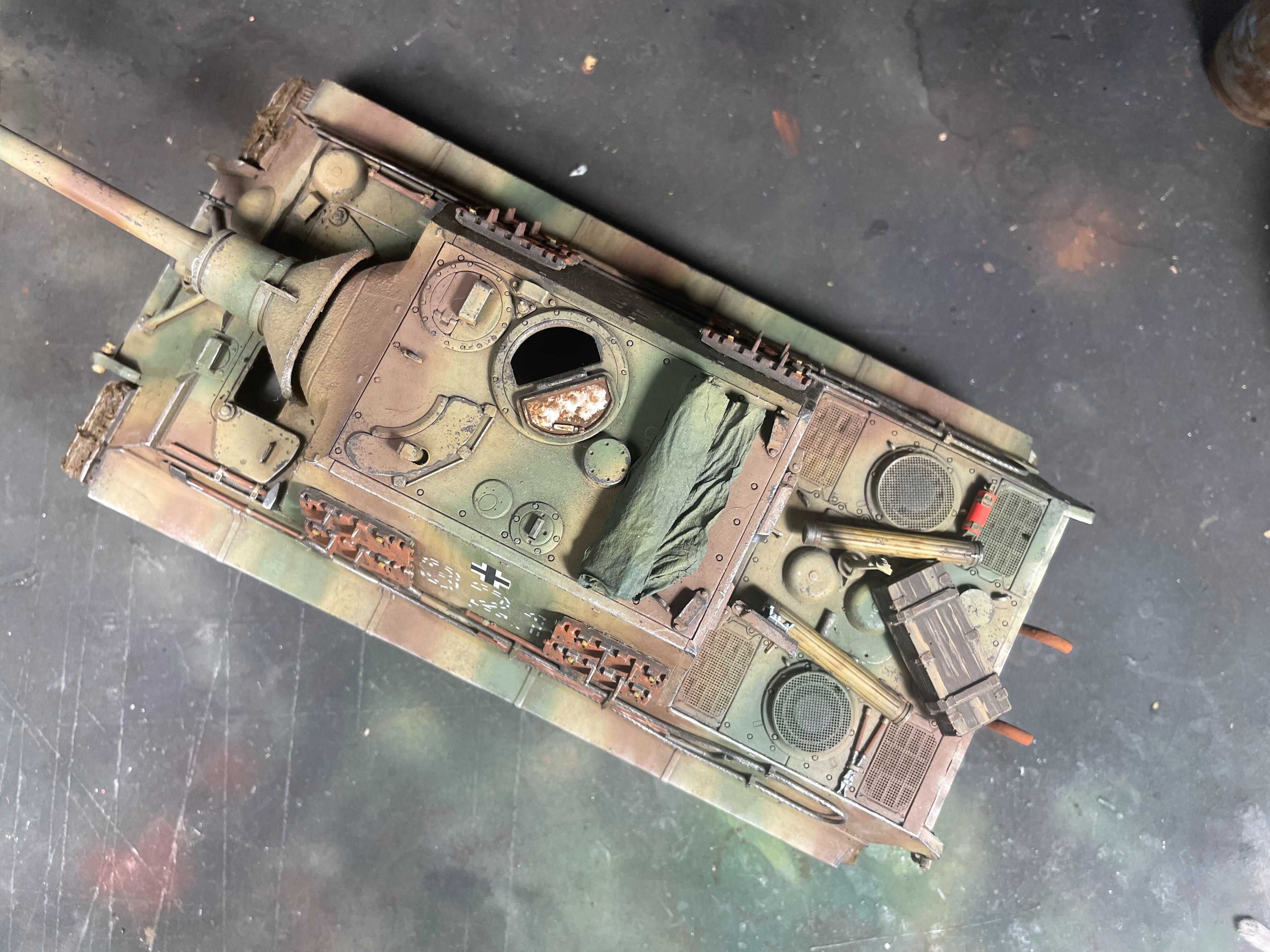 Niemiecki niszczyciel czołgów Jagdtiger / Henschel / model skala 1:35