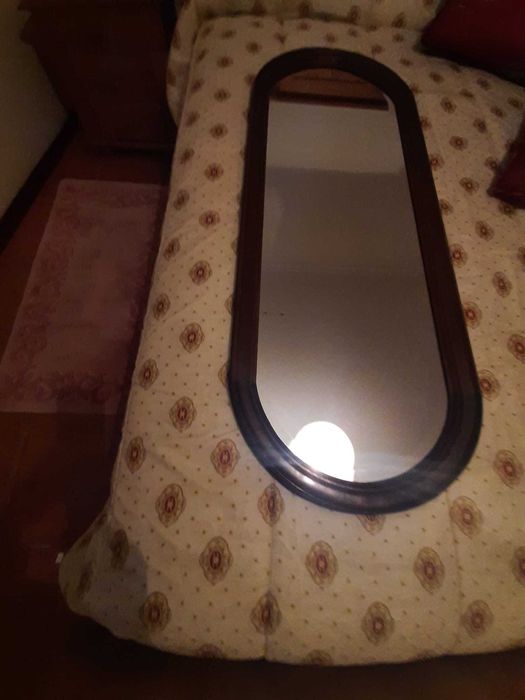 Espelho com moldura em madeira