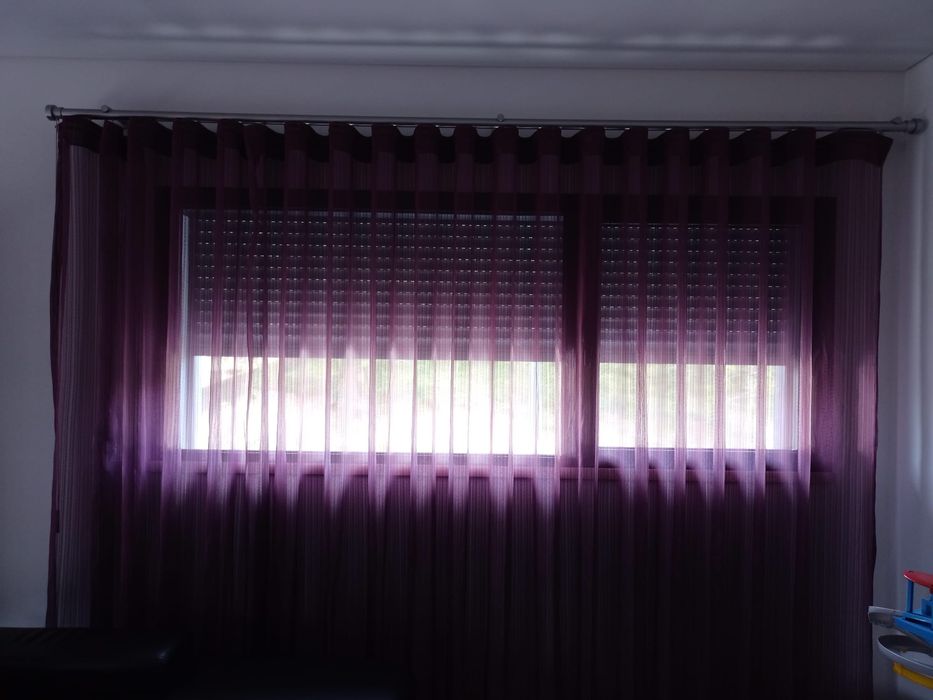 Tapete, cortinados e bancos
