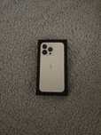 iPhone 13 Pro z kablem Lightning i słuchawkami