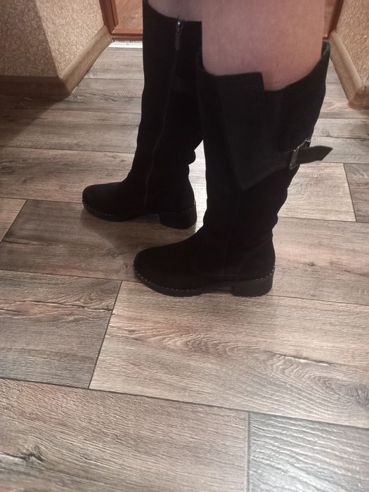 Продам замшеві чоботи