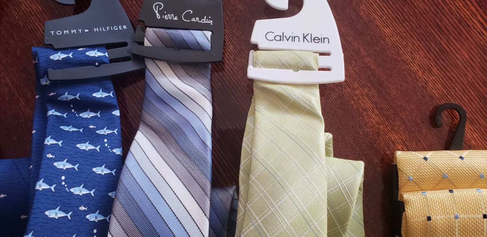 Краватки від відомих вишуканих брендів - PiereCardin,Tomy-Hilfenger,Ca