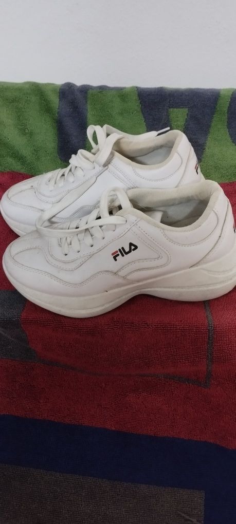 Sapatilhas brancas com cordões. Muito práticas para desporto