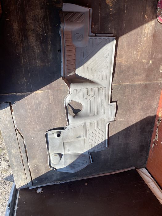 Підлога салону LT 35