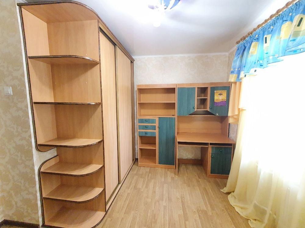 Продається трьохкімнатна квартира в районі Південно-Захід.