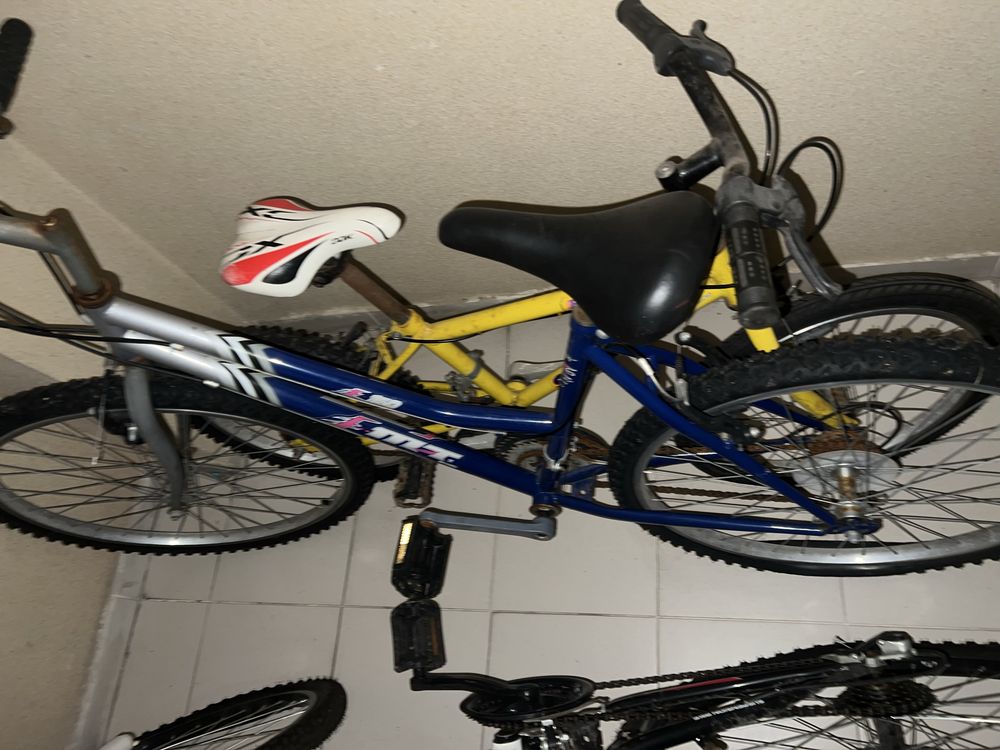 2 bicicletas azul e amarela