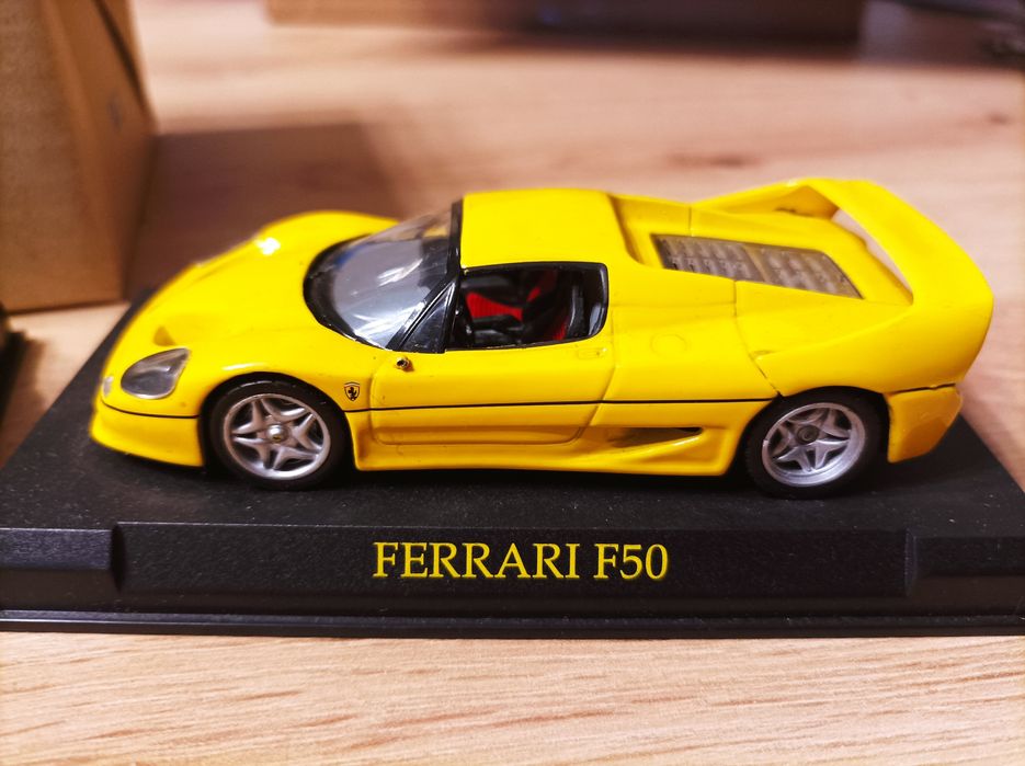 Cztery modele Ferrari na podstawkach skala 1 :43
