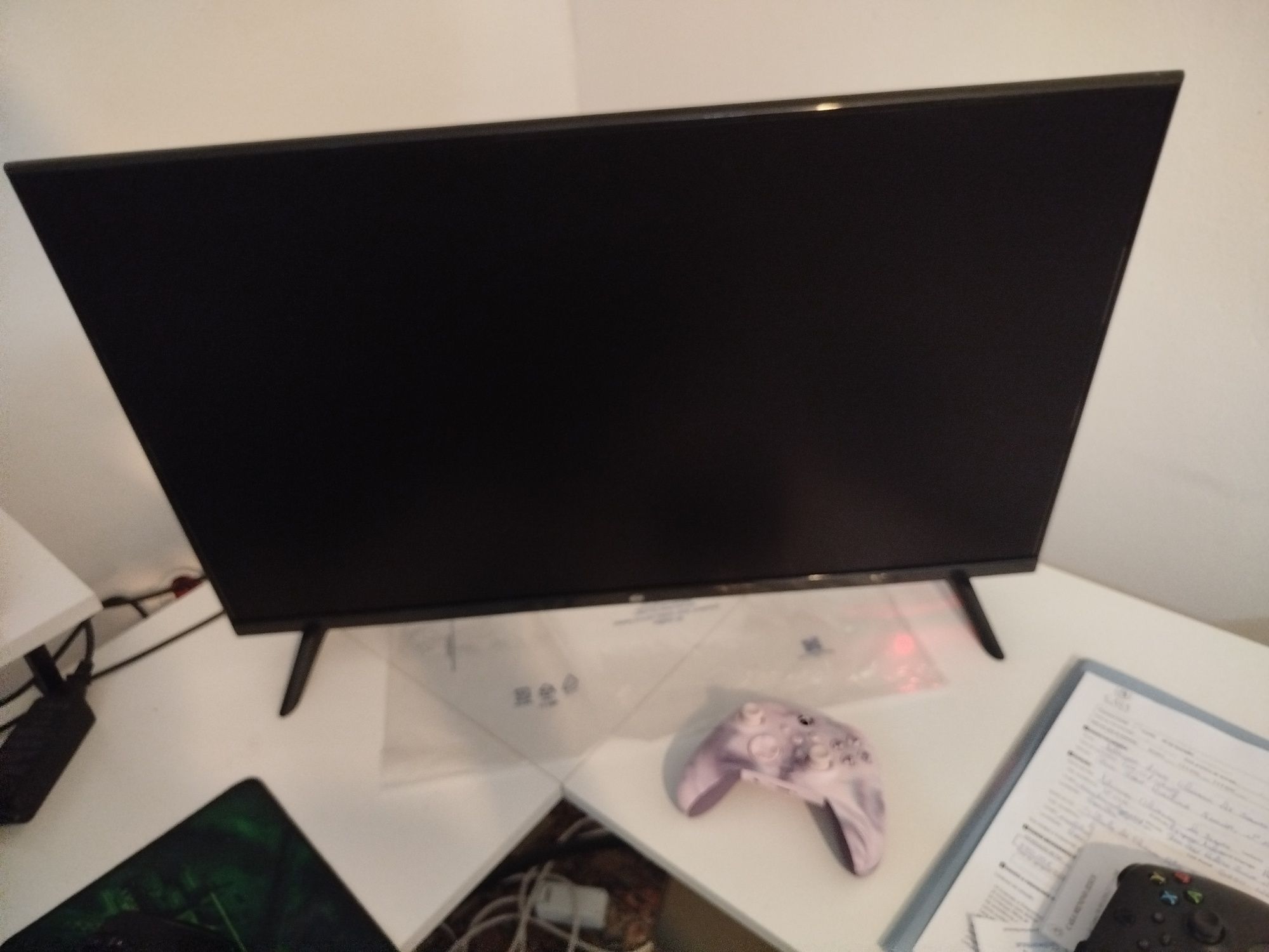 Vendo secretaria,cadeira ,Xbox , notebook e televisão