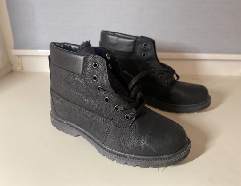 Зимние ботинки  мальчику  37 размер новые