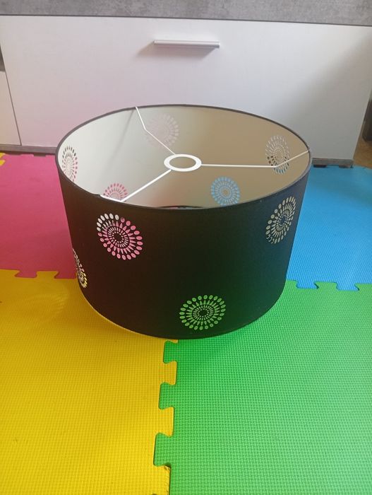 Abajur de teto redondo e preto