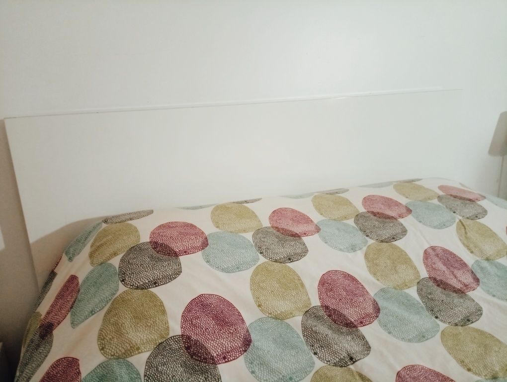 Cama de casal e mesas de cabeceira em excelente estado
