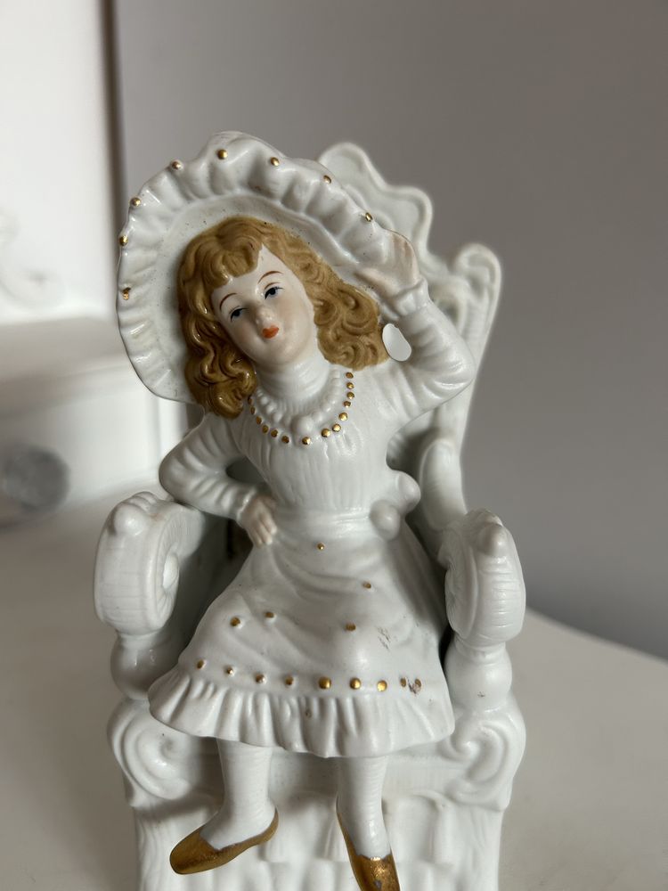 Figurka ceramiczna dziewczynka  na fotelu nr.6286