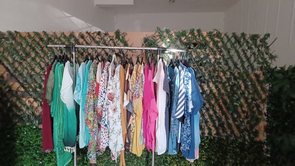 Vendo lotes de roupa inclui de verão e  inverno  novas  e semi novas
