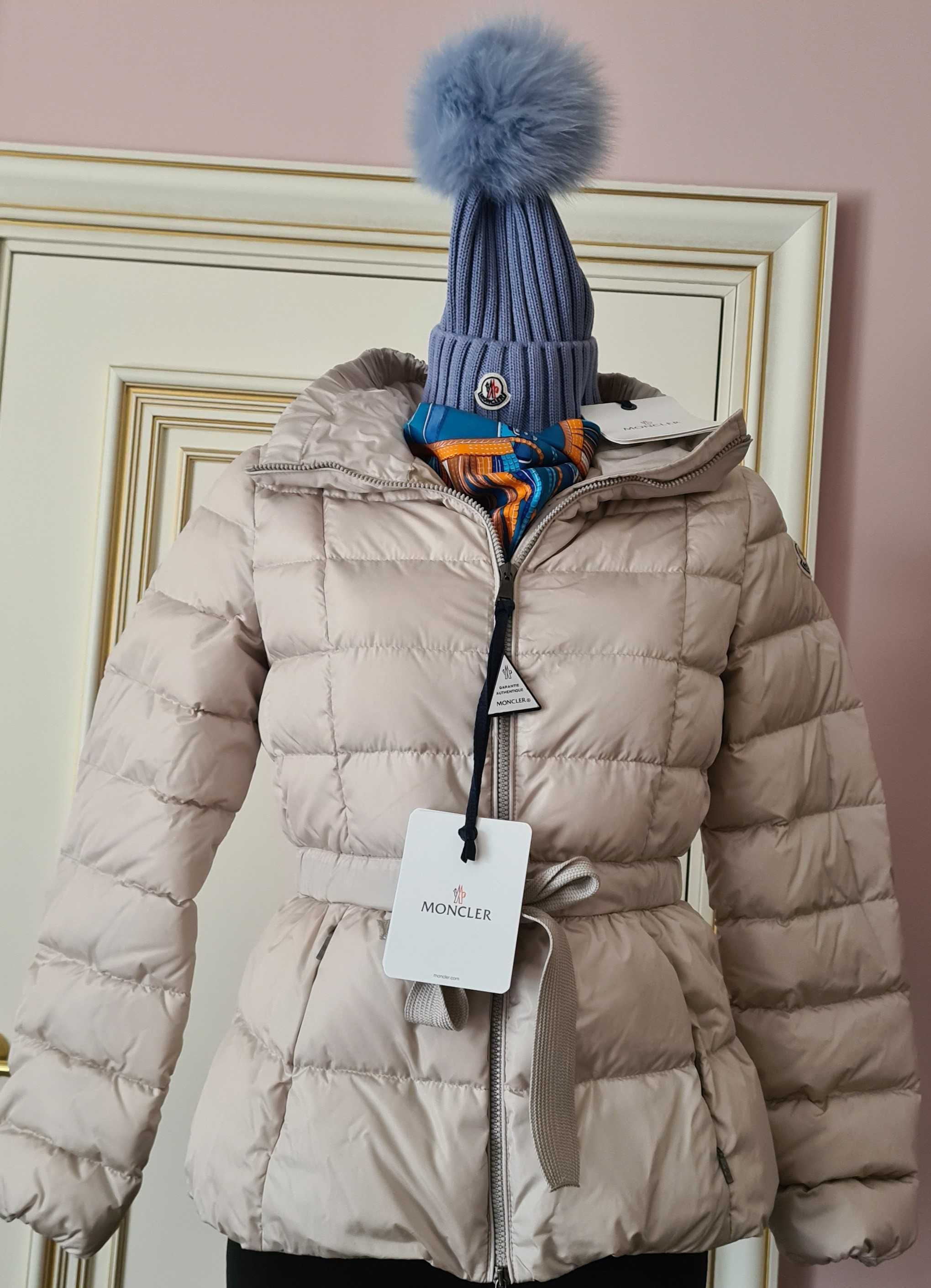 Nowa czapka "MONCLER" z pomponem z lisa