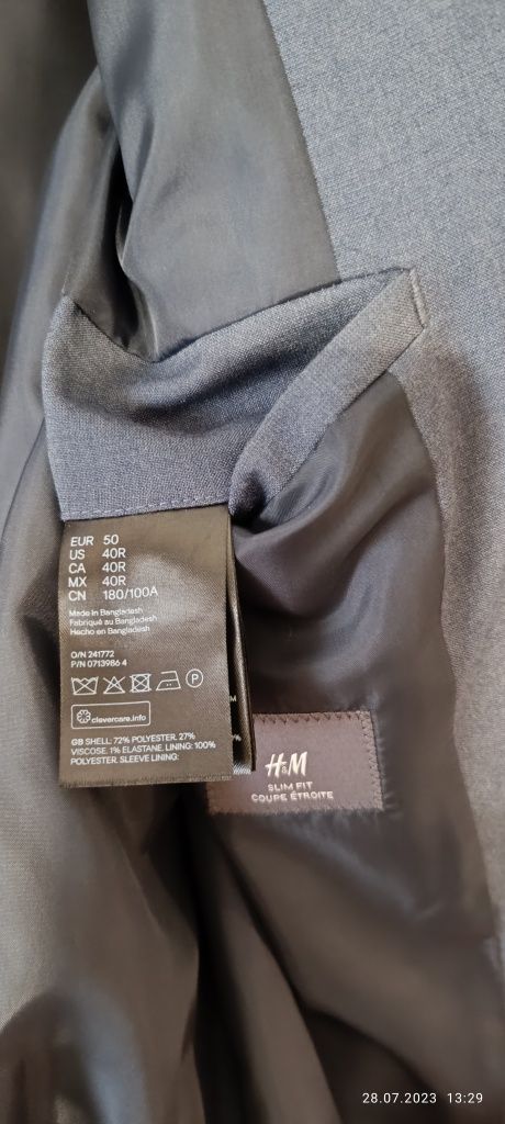 Garnitur męski, kolor granatowej, firmy H&M.