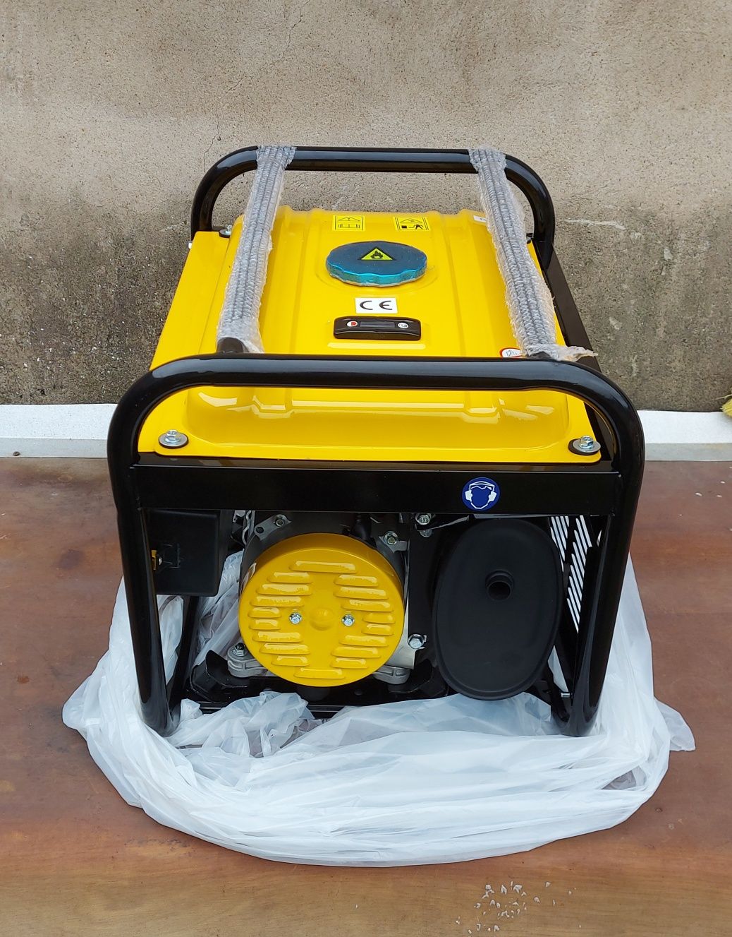 Agregat prądotwórczy nowy 5500 W 12/230/400 V AVR+ 7,5 KM