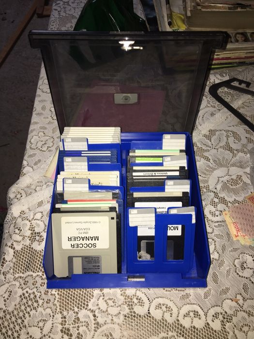 Caixa organizadora de disquetes, com disquetes incluídas