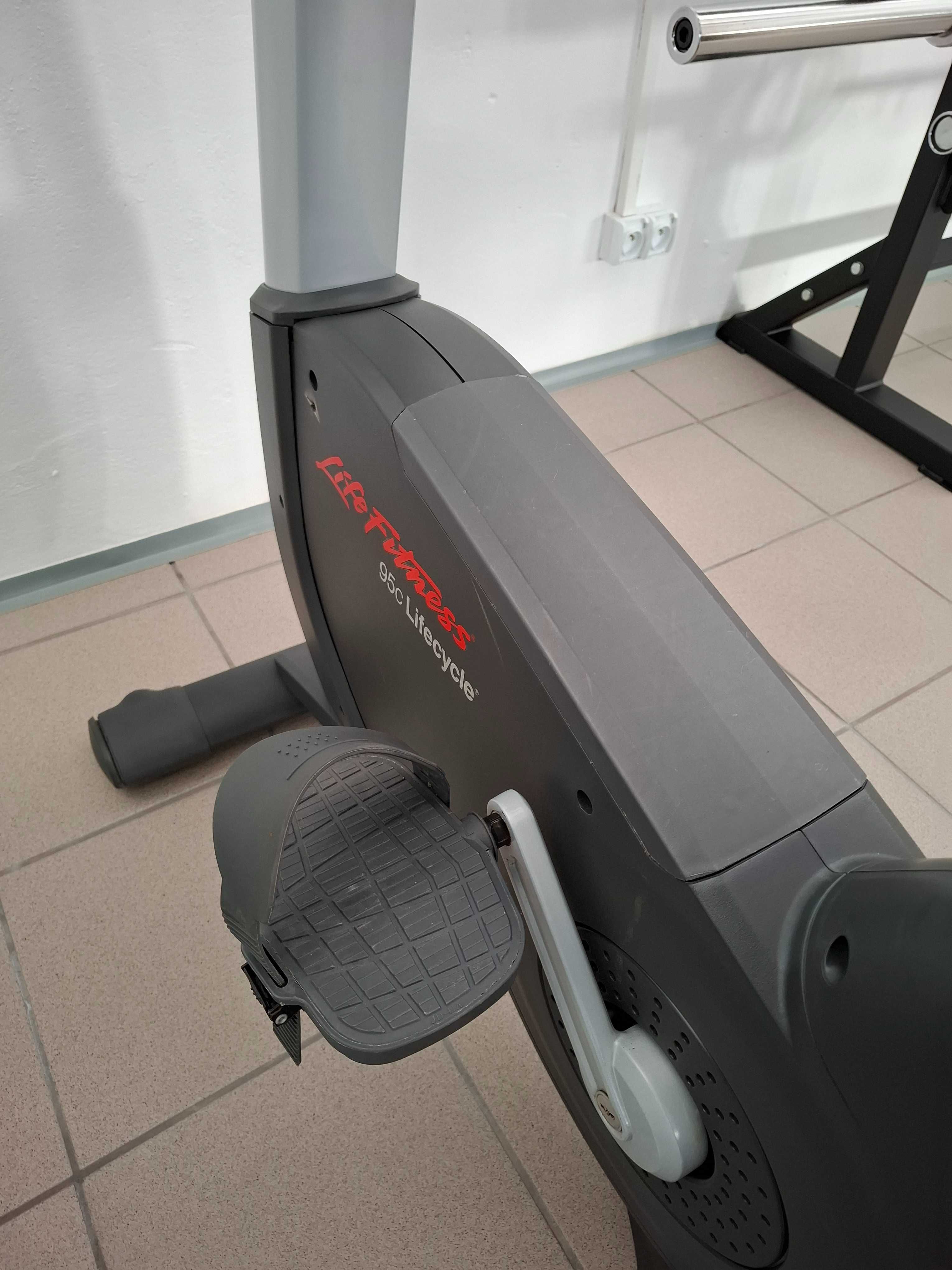 Stacjonarny rower treningowy pionowy Life Fitness 95C Inspire
