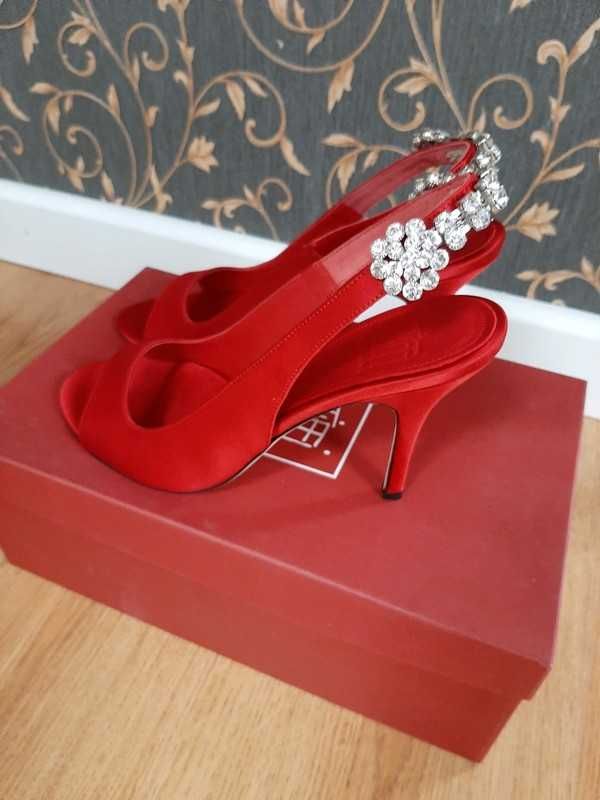 Tiffi Piękne satynowe czerwone pantofle krysztalki Swarovski