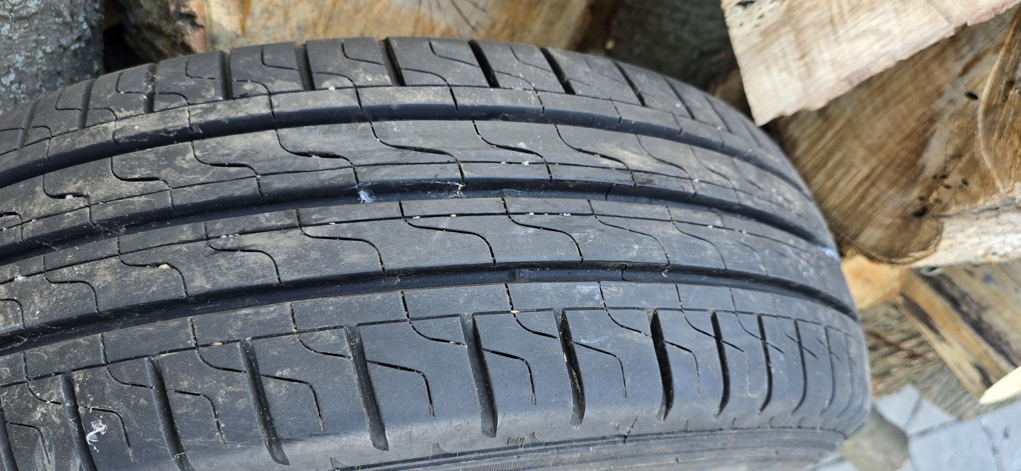 Шини Pirelli Carrier  205/70/15c   для мікроавтобуса практично нова !