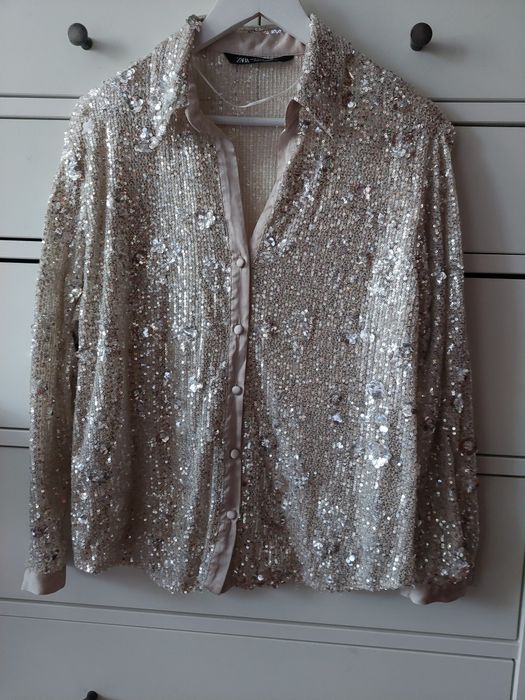 Koszula cekinowana na guziki z kołnierzykiem.