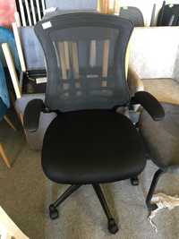 Czarne krzesło biurowe